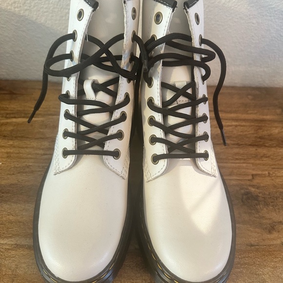 White Doc Martens. NEVER WORN. Size 6 or 38 - Picture 4 of 5